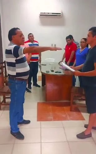 El presidente de la Junta Municipal de Quyquyhó, Gustavo Aliendre (ANR) toma juramento al concejal suplente número 1 Patrocinio Medina, también colorado.