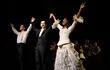 John Riddle, Laird Mackintosh y Emilie Kouatchou, protagonistas del musical "El Fantasma de la Ópera" reciben la ovación del público antes de que la obra baje el telón tras 35 años en Broadway.