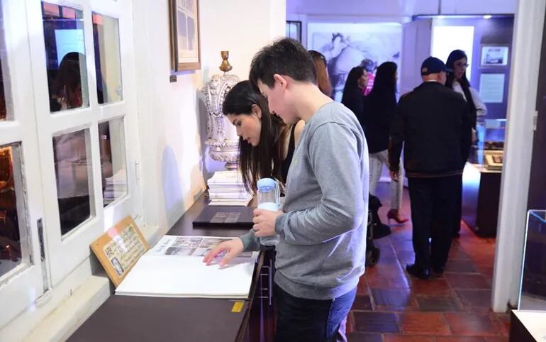 En el museo municipal El Mensú se exhiben  objetos históricos e imágenes antiguas. Mucha gente visita el sitio.