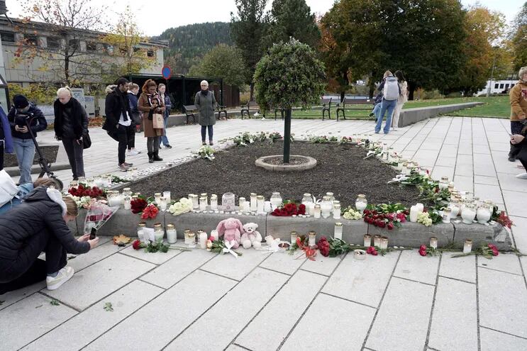 Homenajes colocados en el centro de la ciudad un día después de un ataque en Kongsberg, Noruega.
