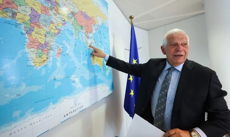 El jefe de la diplomacia de la UE, Josep Borrell, muestra la ubicación geográfica de Taiwán en el mapa, durante una entrevista con la agencia EFE.