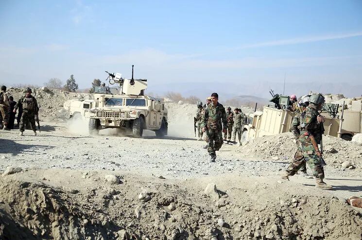 Fuerzas de seguridad afganas en la escena del último atentado con explosivos por parte de grupos radicales.
