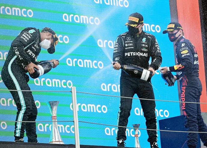 Podio del GP de España, con Lewis Hamilton, Max Verstappen y Valtteri Bottas. (AFP)