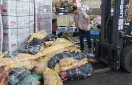 La carne incautada en el depósito de la Aduana, antes de ser trasladado hasta el vertedero para su destrucción.