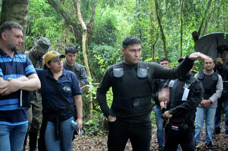 Braulio Alcaraz González muestra a los miembros del Tribunal de Sentencia la supuesta ubicación del tirador.