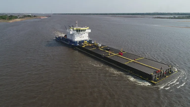 Barcaza paraguaya de Mercurio Group que fue retenida en la hidrovía por la Argentina, por la falta de pago de peaje. (toma aérea de su extensión).
