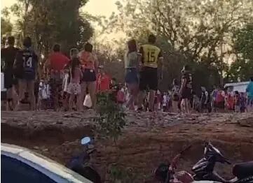 Captura de pantalla del video en donde se ve una multitud que acude a los torneos de fútbol, en donde hay alcohol, riñas y música a alto volumen.