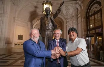Luiz Inacio Lula da Silva, Alberto Fernandez y Evo Morales  unen sus manos bajo la estatua de Nestor Kirchner en el Centro Cultural Kirchner.