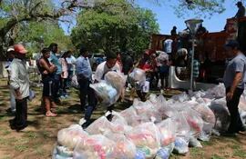 Pescadores de Ñeembucú, recibieron kits de alimentos y un bono de G. 500 mil, por parte del Gobierno Nacional a través de la EBY, en compensación por la veda pesquera.
