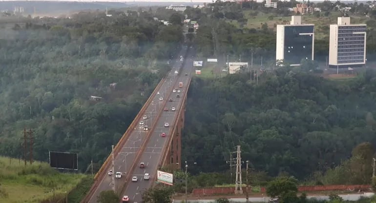 Vista del puente Costa Cavalcanti que une Ciudad del Este con Presidente Franco.