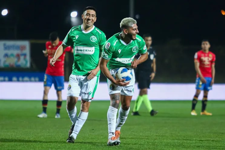 El paraguayo Luis Riveros (d), jugador del Audax Italiano, festeja un gol en el fútbol chileno.