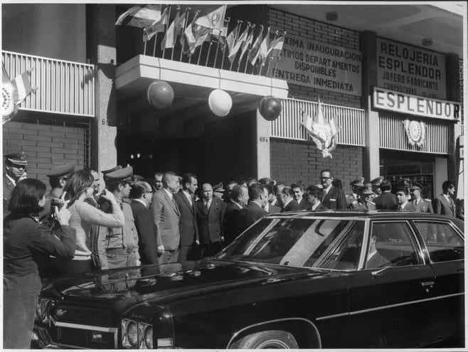 Autoridades nacionales e invitados a la inauguración del Edificio Monumental, 20 de julio de 1973. Calle 25 de mayo.