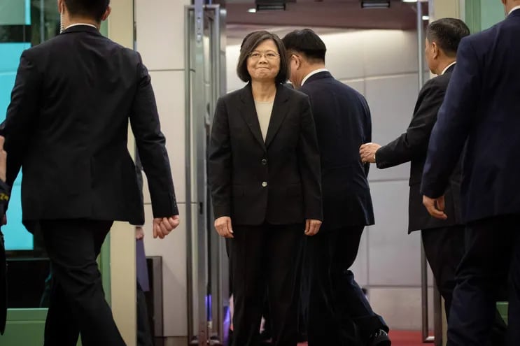 La presidenta de Taiwán, Tsai Ing-wen (c) partió de Taipéi hacia Centroamérica. Hará una escala en Estados Unidos, hecho que genera la reacción de China Continental.  (EFE)