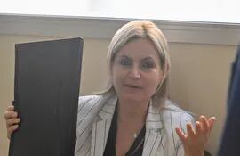 La fiscala Ana Girala, poco antes de ingresar a su audiencia de imposición de medidas.