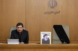 El presidente interino y actual vicepresidente de Irán, Mohammad Mokhber (i).