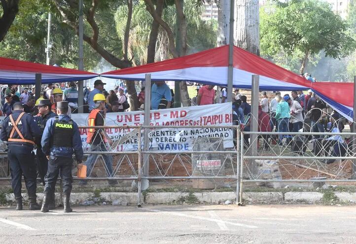 Grupo de "exobreros" de Itaipú acompañaron desde fuera del Congreso la aprobación del cuestionado proyecto de ley en Diputados.