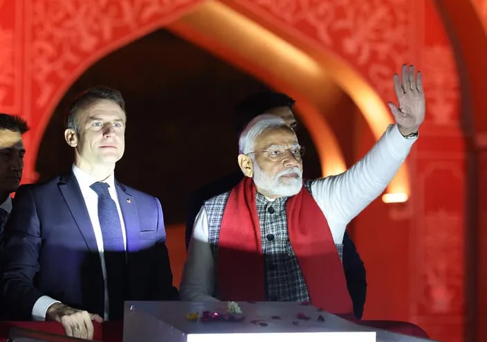 El presidente de Francia, Emmanuel Macron (i) y el primer ministro de la India, Narendra Modi (d), durante una de las celebraciones por el Día de la República de India, en Jaipur, Rajasthan, India.
