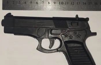 El arma de juguete con la cual los motoasaltantes intentaron robar a una estudiante, en Luque.