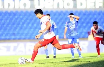 Cecilio Domínguez, futbolista de Cerro Porteño, ejecuta un penal en el partido ante Sol de América por la fecha 18 del torneo Apertura 2024 del fútbol paraguayo en el estadio Defensores del Chaco, en Asunción.