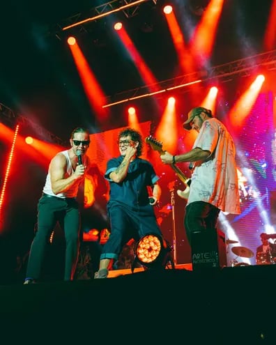 "Chirola" Ruiz Díaz y Julio Troche de Kchiporros junto a Miguel Narváez (Purahéi Soul) en un momento del show que ofrecieron en la noche del sábado en la Costanera de Asunción.
