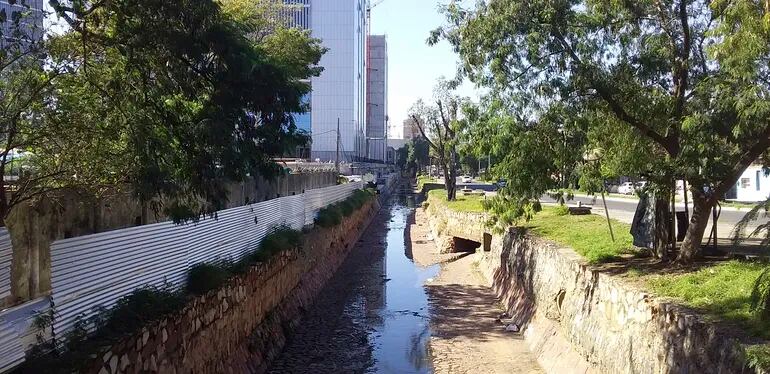 MOPC sigue sin solucionar la "cloaca al aire libre" del arroyo Jaén, que pasa en medio de las oficinas del Gobierno.