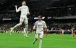 El uruguayo Federico Valverde salta para celebra su gol, acompañado del español Lucas Vázquez, quien también anotó ayer para el Real Madrid.