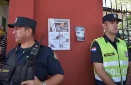 Imagen de referencia: Uniformados de la Policía Nacional custodian un local de votación en Asunción.