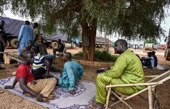 Un grupo de personas descansa en Burkina Faso en Niamey.