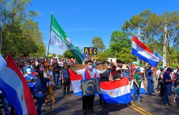 Docentes endurecen manifestación en Villarrica y hasta se "crucifican".