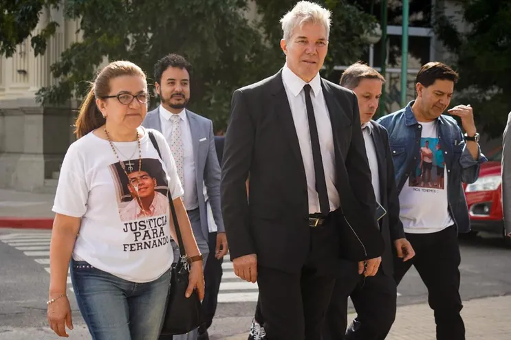Imagen compartida por el abogado Fernando Burlando, junto a Graciela Sosa, al ingresar a los tribunales de Dolores, donde se desarrolla el juicio por la muerte del joven Fernando Báez Sosa.