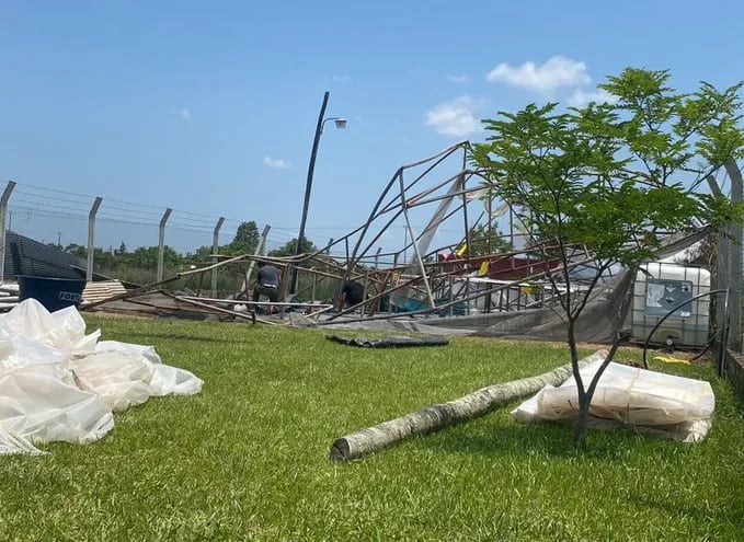 En estas condiciones quedó el invernadero de, Enrique Díaz Ferrari, tras el temporal del fin de semana en la zona de Ytororó, distrito de Ypané.