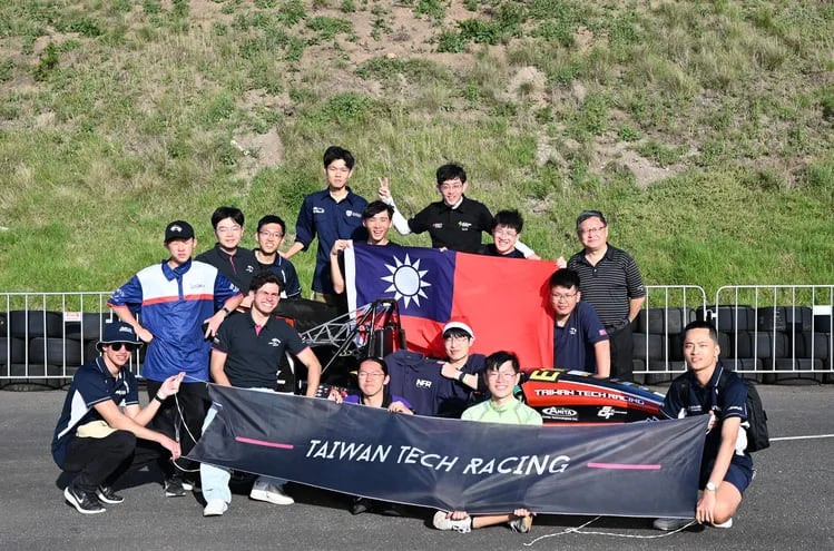 Becarios paraguayos ganan junto a sus compañeros, de la Universidad Nacional de Taiwán (Taiwán Tech), el importante Trofeo Harry Watson, en la competencia torneo Formula SAE de Australasia.