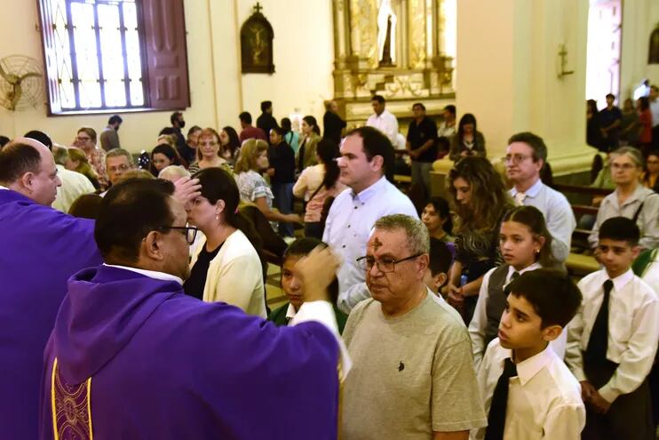 Al término de la misa central en la Catedral Metropolitana de Asunción se realizó la imposición de cenizas.