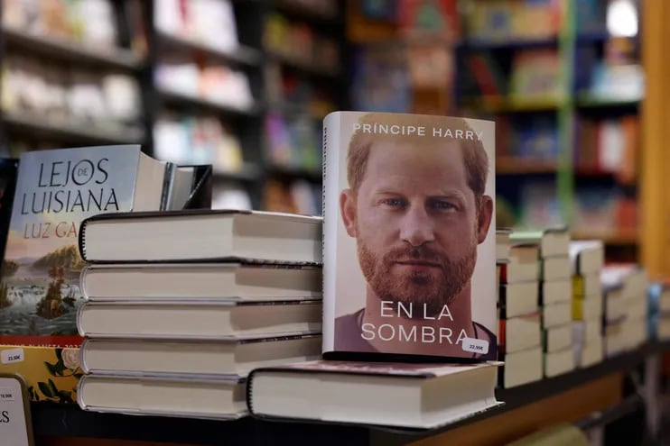 Un ejemplar de "En la sombra", el título elegido para la versión el castellano de las memorias del príncipe Enrique (Harry), a la venta en una librería madrileña. En Paraguay estaría disponible la semana próxima.