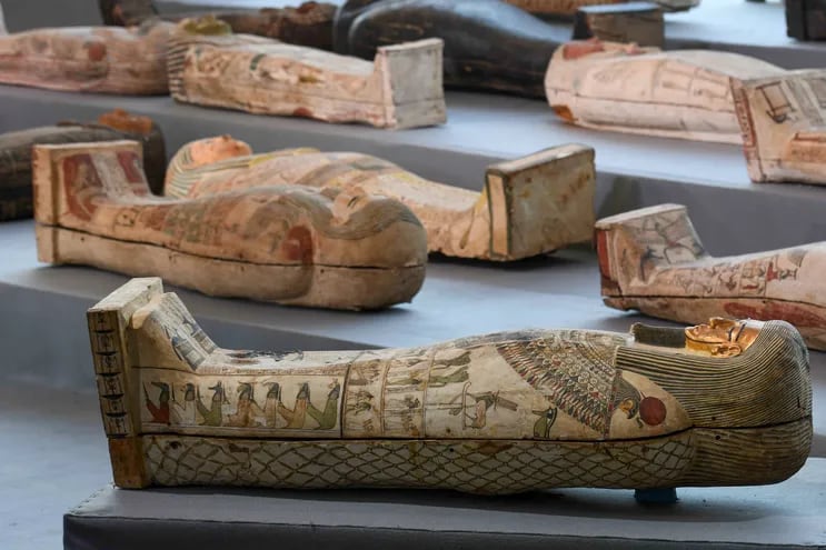 Una imagen muestra sarcófagos de madera en exhibición durante la inauguración de un antiguo tesoro de más de 100 sarcófagos intactos, en la necrópolis de Saqqara, 30 kms al sur de la capital egipcia, El Cairo, el 14 de noviembre de 2020.