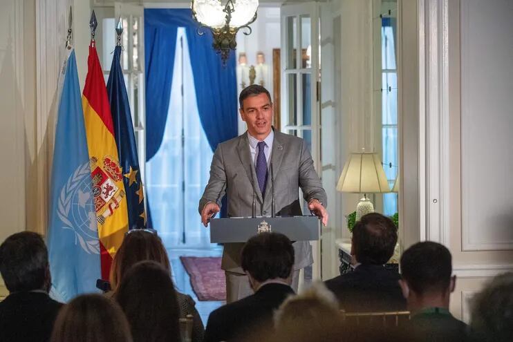 El presidente del Gobierno español, Pedro Sánchez, habla durante una rueda de prensa, en Nueva York (Estados Unidos).  (EFE)
