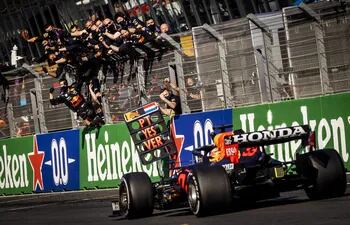 El piloto holandés Max Verstappen (Red Bull) se impuso en el Gran Premio de su país y recuperó el liderado en el Mundial de Fórmula 1.