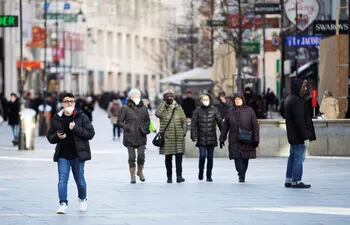 Personas caminan por las calles de Viena, Austria. El país levanta restricciones de circulación para los no vacunados.
