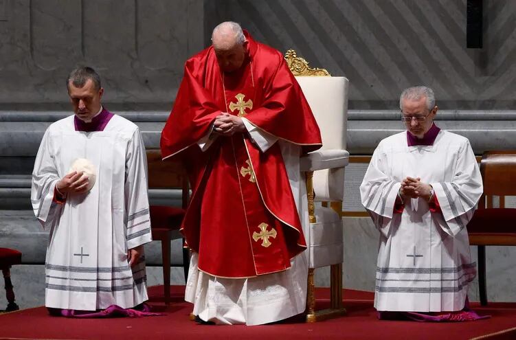 El papa Francisco durante la celebración católica de la Pasión de Cristo, en la Basilica de San Pedro.
