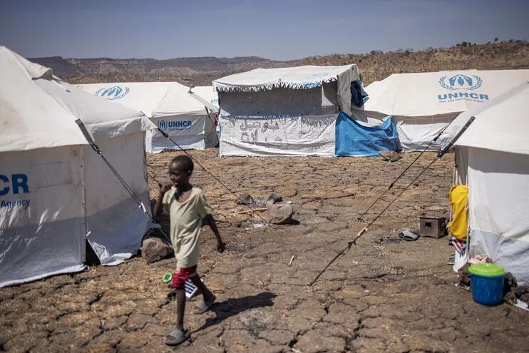 Un niño camina entre tiendas en un campamento de refugiados cerca de Maganan, en la región etíope de Amhara, a unos 80 kilómetros de la frontera con Sudán.