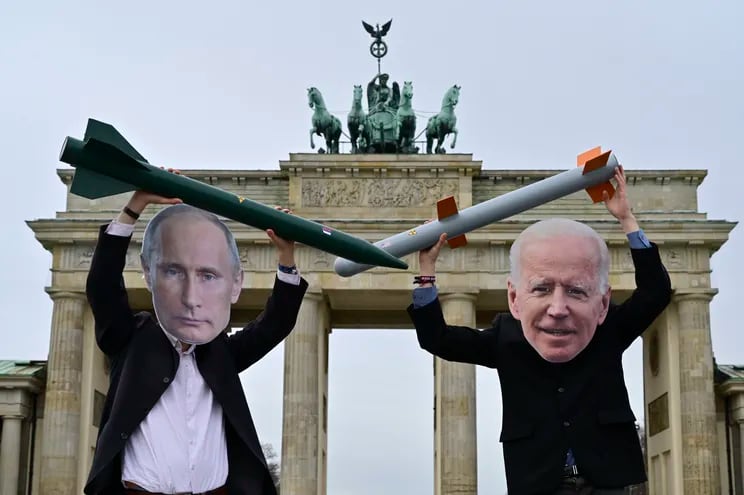 Activistas con máscaras de los presidentes de EE.UU. y Rusia, Joe Biden y Vladimir Putin, se manifiestan por el desarme nuclear en Berlín, Alemania.