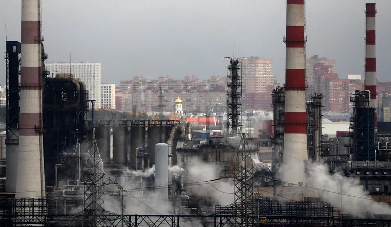 Vista de Gazpromneft, refinería de petróleo en Moscú.  (EFE/EPA)