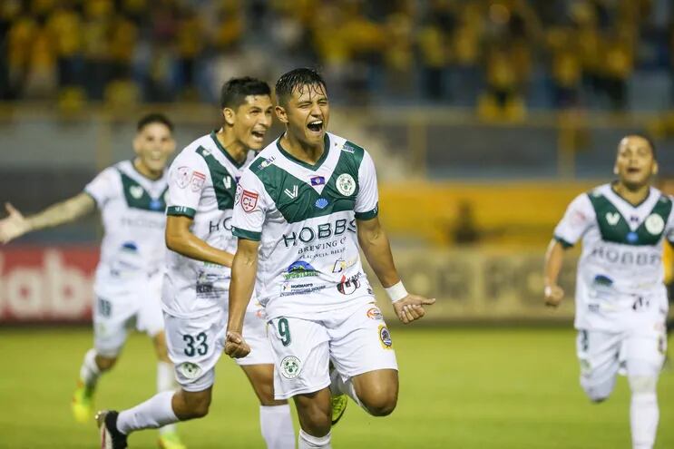 Luis Ibarra celebra su gol para el Verdes Hankook de Belice.