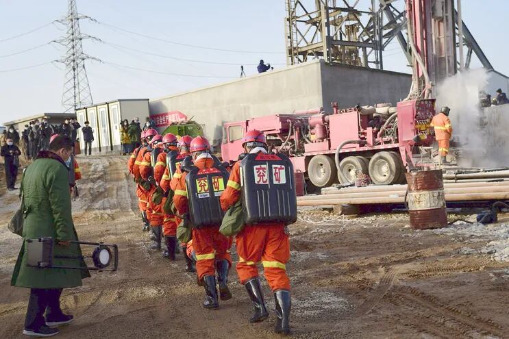 Unos 400 rescatistas  trabajan en China en el rescate de unos 12 trabajadores atrapados bajo tierra.