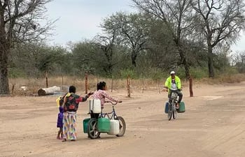 La sequía en el Chaco genera consecuencias en la salud de la población vulnerable. El acueducto no funciona y obliga a la población a seguir acarreando agua.
