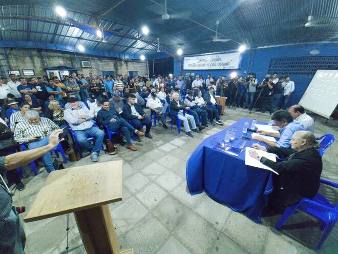 Reunión del directorio del PLRA en la que decidieron por unanimidad convocar a una convención nacional para tratar llamado de elección de autoridades.