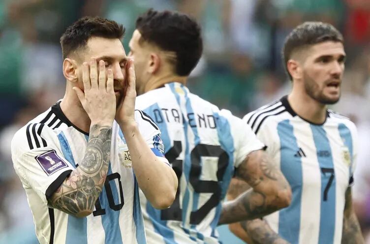 Lionel Messi de Argentina reacciona hoy, en un partido de la fase de grupos del Mundial de Fútbol Qatar 2022 entre Argentina y Arabia Saudita en el estadio de Lusail  (Catar). EFE/ Rodrigo Jiménez