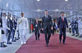 El Presidente de la República de Paraguay, Santiago Peña, y la comitiva, fueron recibidos por Canciller taiwanés, Joseph Wu en Taipéi, Taiwán.