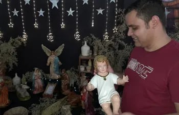 El sacerdote redentorista Juan Núñez sostiene en sus manos la imagen del niño Jesús, que será puesto en el pesebre en la Nochebuena.