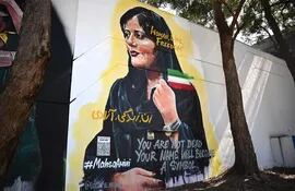 Un mural con la imagen de Mahsa Amini en Sídney, Australia.